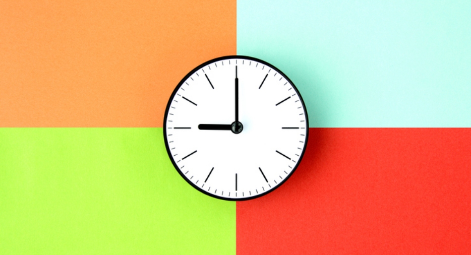 4色の背景と丸い時計