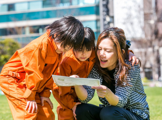 幼児が遊びながら