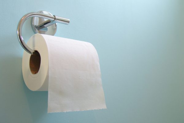トイレットペーパー早巻き対決