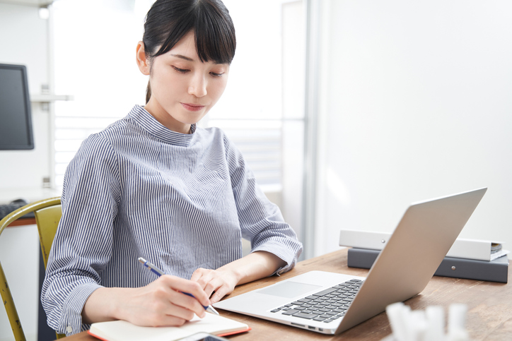 A Japanese woman who works from home in plain clothes